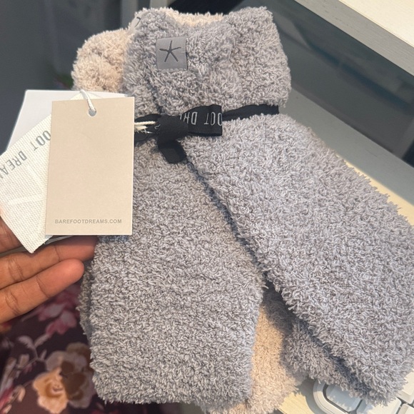 NWT BAREFOOT DREAMS 2 pack cozy chic Socks one size - Picture 3 of 6